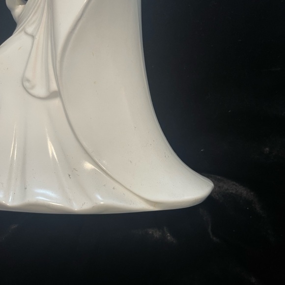 Beautiful Porcelain Seated Madonna with Baby Jesus. 9” high 8.5” at the widest - Picture 5 of 12